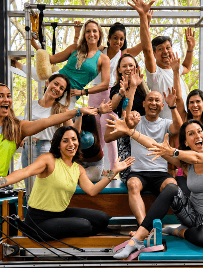 Comunidad de Pilates Toolbox reunida dentro del estudio