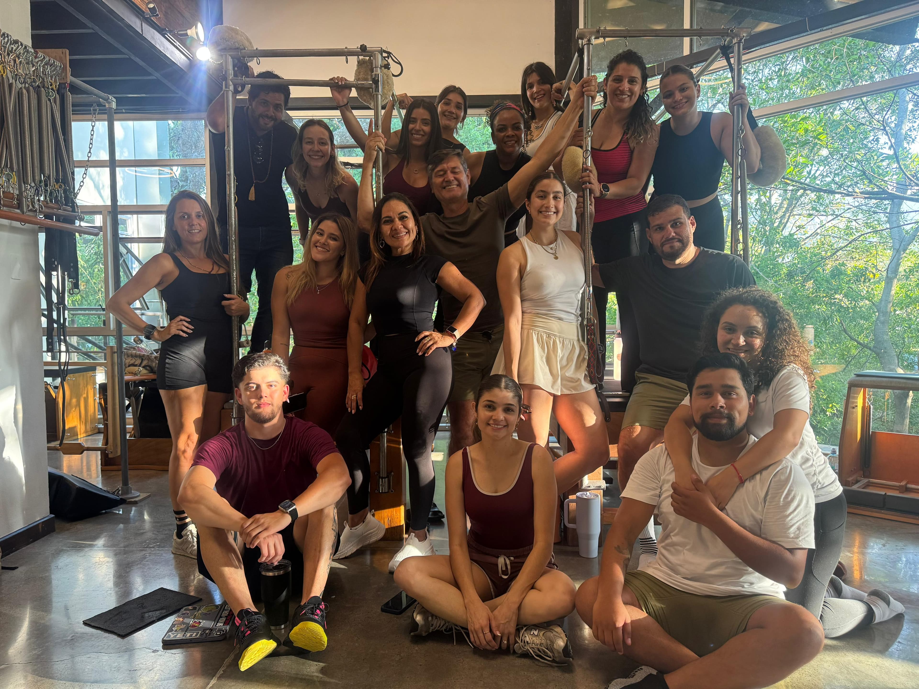 Grupo de alumnos e instructores de Pilates Toolbox Company